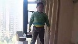 男孩从窗边跳到床上，爸爸见状不断鼓舞，培养下干武行吧