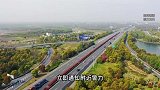新能源汽车深夜高速突然没电，男子蛮力推行2公里！警方回应