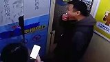 小区电梯突然剧烈卡顿，丈夫第一时间转身一把抱住妻子