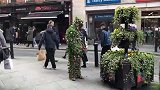 街头草人恶作剧，男子假扮成草人吓路人，路人纷纷被吓一跳
