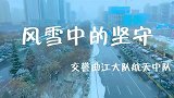 茫茫的大雪地里，有大白和小黄人守着