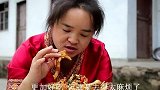 苗大姐给鸭掌剔骨凉拌，辣椒多到人受不了，受不了还嘿嘿吃