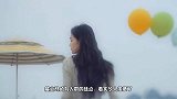 曾可妮穿着浅蓝色的卫衣，搭配蓝色毛线帽，诠释甜而不腻搭配