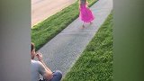 外国小女孩第一次坐摩天轮，表情吓到扭曲，简直太逗了！