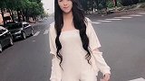 小姐姐一身白色的穿着，再配上一段来自灵魂舞者的慢摇，太美了