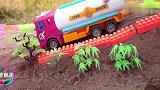 蜘蛛侠带领洒水车进入动物园 浇树草花木喂水
