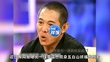 57岁李连杰频传去世，本尊现身山洞祈福，面容消瘦惹担忧