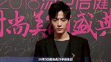肖战生日，粉丝太疯狂！网友：人红是非多！唱歌演戏还真不错