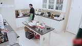 杨迪在厨房煮肥肠，把整个房间都熏得很臭，傅首尔都快吐了