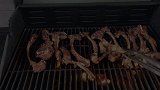 新疆小伙在家用美式烤炉烤羊排 最简单粗暴的烹饪方式