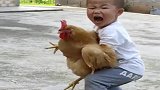 第一次带二胎儿子回老家，看到这一幕，咱也不敢过去问！