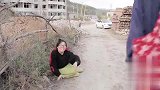 三人比赛袋鼠跳，谁赢了奖励一包辣条，最后结局太有趣了