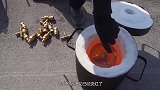 老外有趣实验，铁锤挑战50毫米防弹玻璃，网友：一看中国制造！