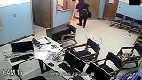 两个男子将公司里的保险柜抬走，若不是监控，谁信