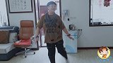 小伙疑惑妈妈的减肥操，不料却中了妈妈的圈套，结局爆笑