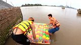 100个塑料球做成船，三个小哥坐上去体验，半路却发生意外