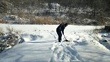 东北小伙早起除雪，老妈做特色红烧肉，大快朵颐！