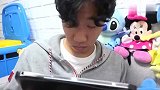 小萝莉和大哥哥一起玩彩色眼镜