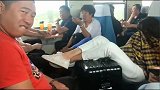 坐火车的大学生腿翘得高，邻座大哥一脸狠相，却无言以对