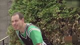 国外恶搞：路人无缘无故给小孩子钱，旁人都惊呆了