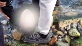 醉酒男子意外坠海，黑衣小伙下海救人，上岸后累瘫！