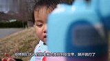 萌娃发现头上有乌鸦飞过，之后小娃的举动，太搞笑了