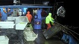 恶海捕蟹记，夏湾号船员不慎落水，上演惊险一幕