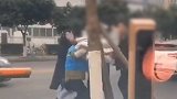 冲杆被拦多人殴打停车场收费员  警方通报：将严惩违法行为