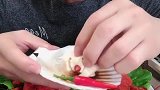 表情嘚瑟吃大扇贝