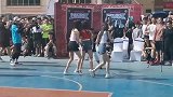 以一敌三，这哥们太幸福了！