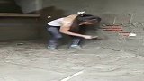 单手抹水泥，美女本事大！