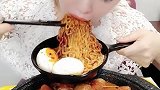 美女直播吃火鸡面，感觉她发出这么大声音，就是故意的！