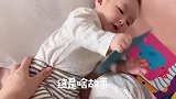 四个月的小宝宝已经不受控制了,小手特别有劲,见啥都想啃！