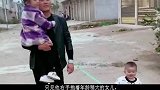 “偏心宝爸”带俩娃出门这一幕火了，儿子我难道是半路上捡来的