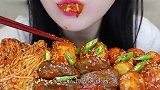 美女极限挑战“变态”爆辣蘑菇全宴，直接一口秒吞，看着都胃疼
