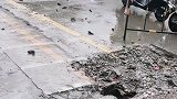 修路的村民刚挖开道路，就有鲤鱼跳龙门的感觉，中午不用买菜了！