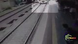 实拍印度女子跳轨 列车驶离后竟离奇消失
