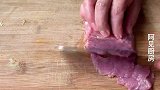 丝瓜别再炒着吃了，做成丝瓜肉丸汤，鲜香味美，出锅连汤汁都不剩