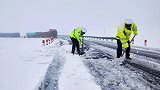 现场：祁连七月飞雪一夜入冬！ 积雪没路，两千余辆车被困山路
