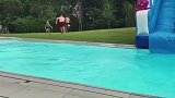 克罗斯自己后院泳池玩得太嗨 一不小心竟然走光了