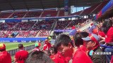 现场-近百中国球迷高举五星红旗 助威女足世界杯首战