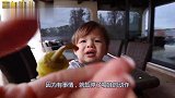 萌娃宝宝张大嘴巴，宝：妈妈，你怎么不喂我了我好饿呀！