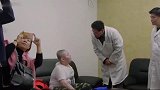 人间世：小男孩截肢后还是很乐观，其实是父母含泪隐瞒病情