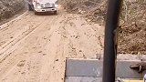 翻山越岭泥泞山路，汽车滑行拐弯