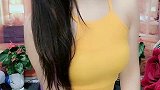 包臀裙对于小姐姐身材的展现效果可以说的完美的