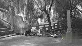 二货买彩票中大奖后肆意挥霍，不料被憨头下套坑得一穷二白