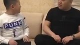 儿子学老爸说话，没想到最后父子俩还打了起来