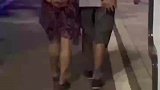 大爷大妈饭后散步姿势，一只手都不闲着十分恩爱