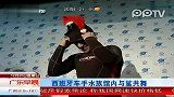 西拔牙车手 水族馆内与鲨共舞