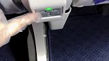 今天为你介绍南航空客A330双通道一排8座大飞机经济舱的具体功能，你是否都知道呢？空姐 飞机 南航